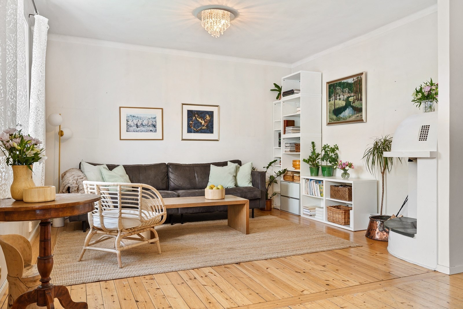 Lys og innbydende stue med god plass til sofagruppe og tilhørende møblement. Galleribilde