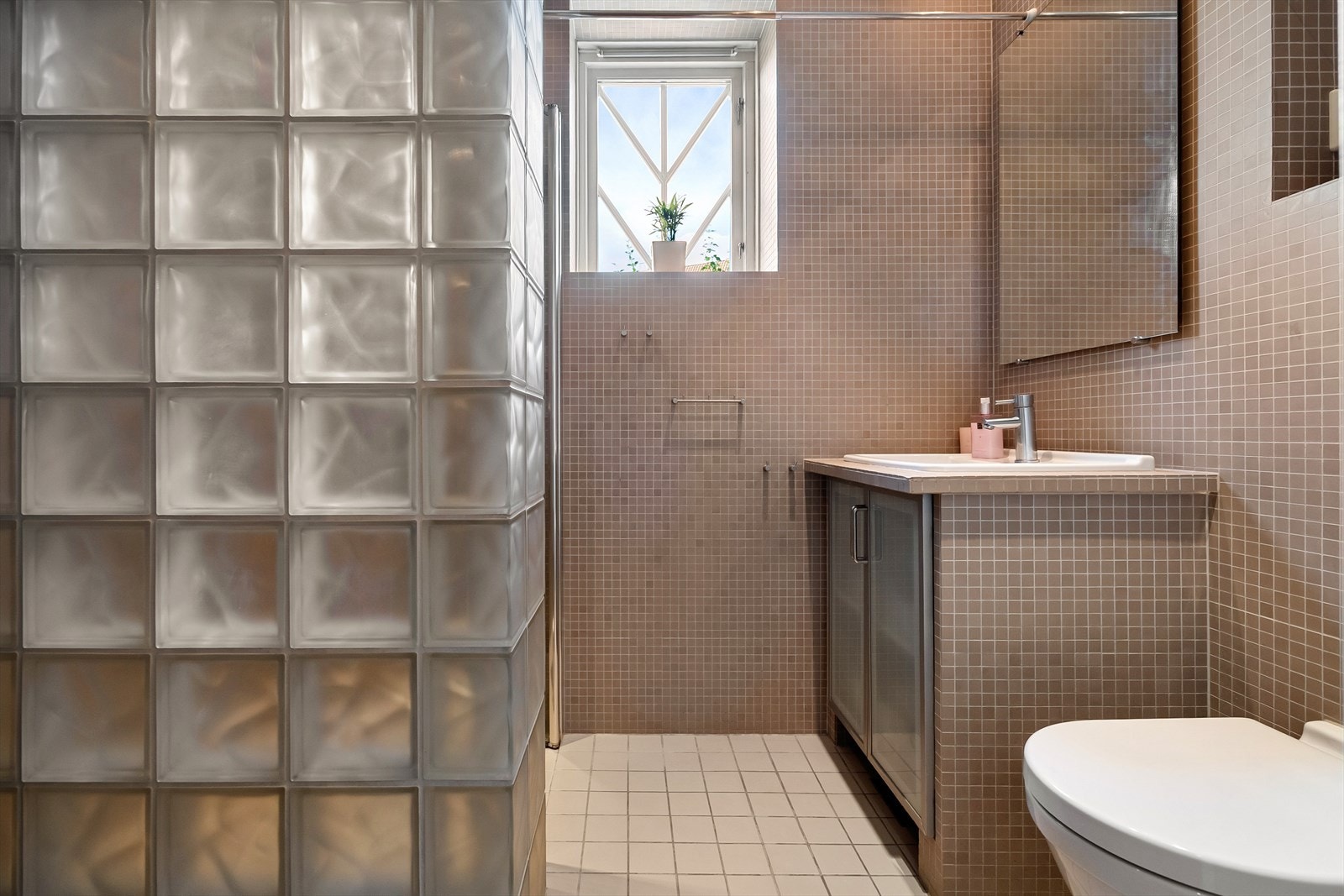 Praktisk baderom med gulvvarme for ekstra komfort. Galleribilde