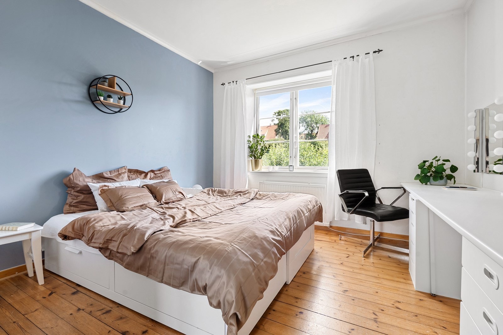 Etasjen har ett soverom. Her er det god plass til en større dobbeltseng, garderobeskap og annet møblement. Galleribilde