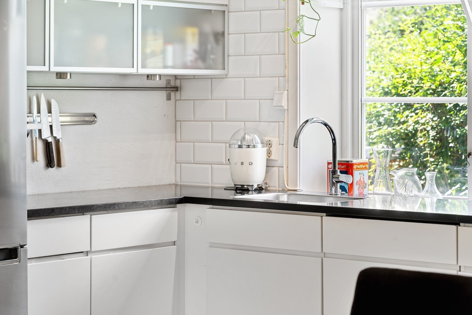 Et hyggelig kjøkkenvindu gir flott utsyn og sørger for naturlig lys mens du lager mat. Galleribilde