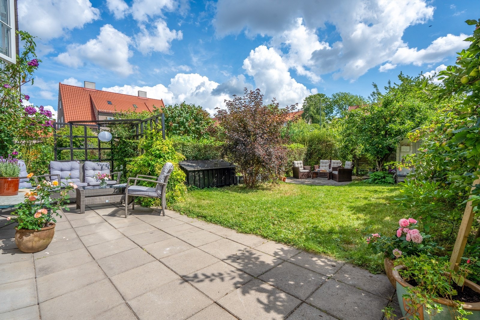 Boligen har to herlige hageparseller som er smart utnyttet - perfekte for både avslapning, lek og sosiale sammenkomster. Galleribilde