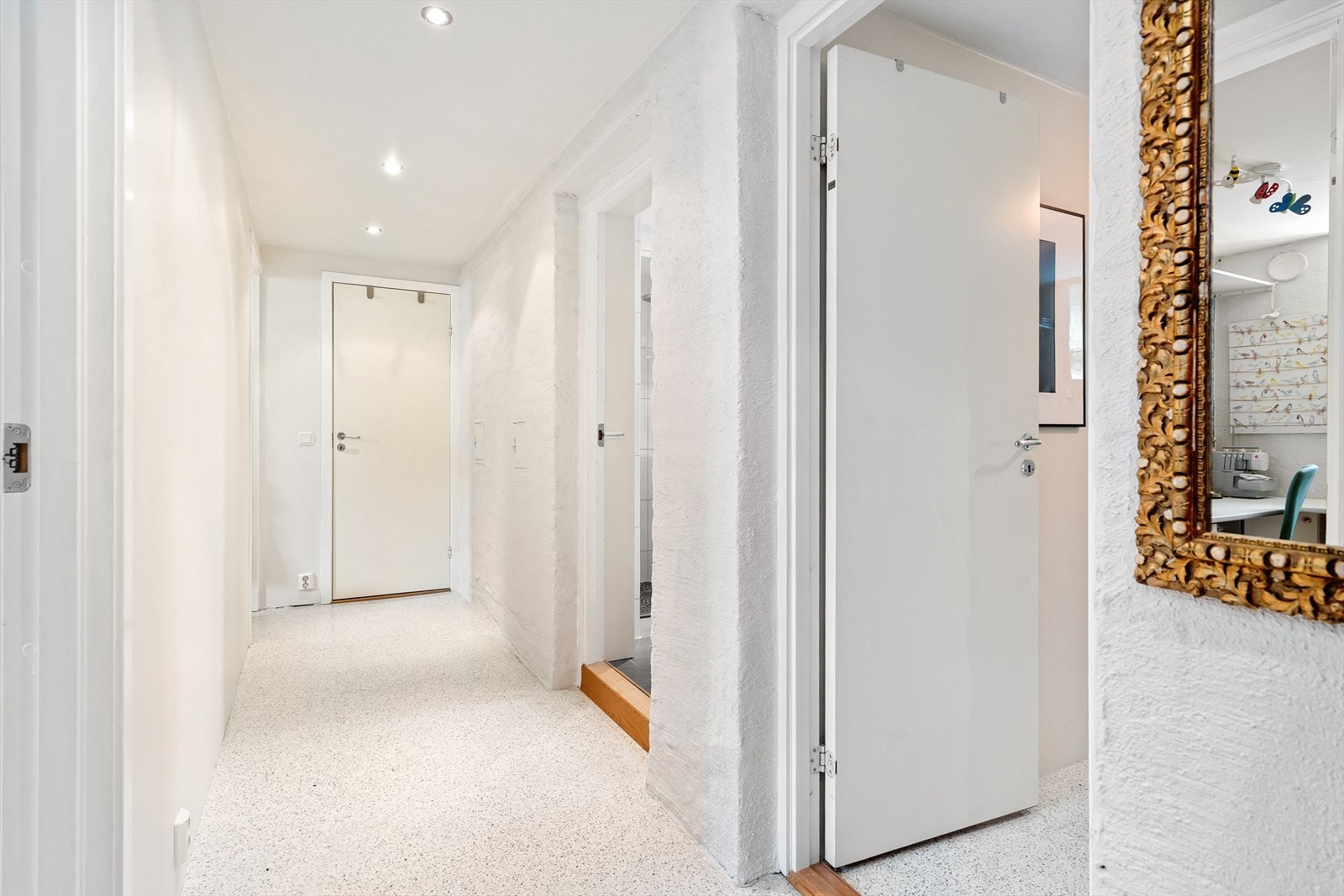 Gangen har gulvvarme og har tilgang til alle rommene i etasjen. Galleribilde