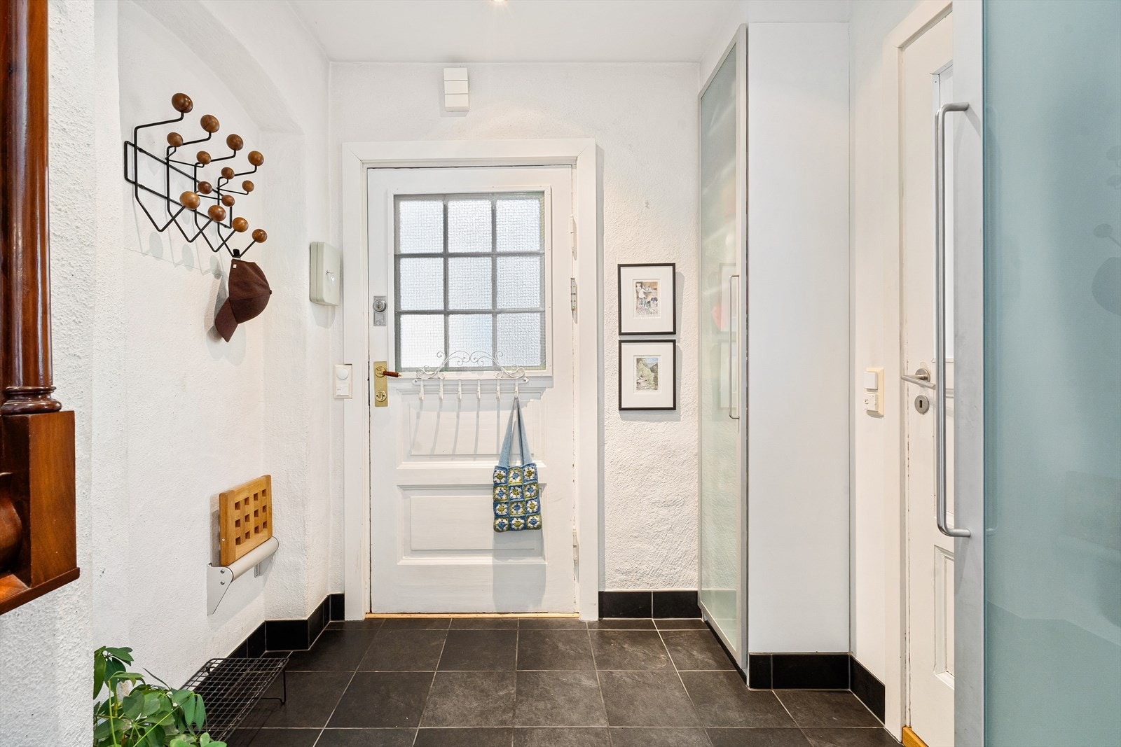 Lys og innbydende entré med behagelig gulvvarme. Her er det god plass til sko, oppheng av ytterklær og garderobeskap. Galleribilde