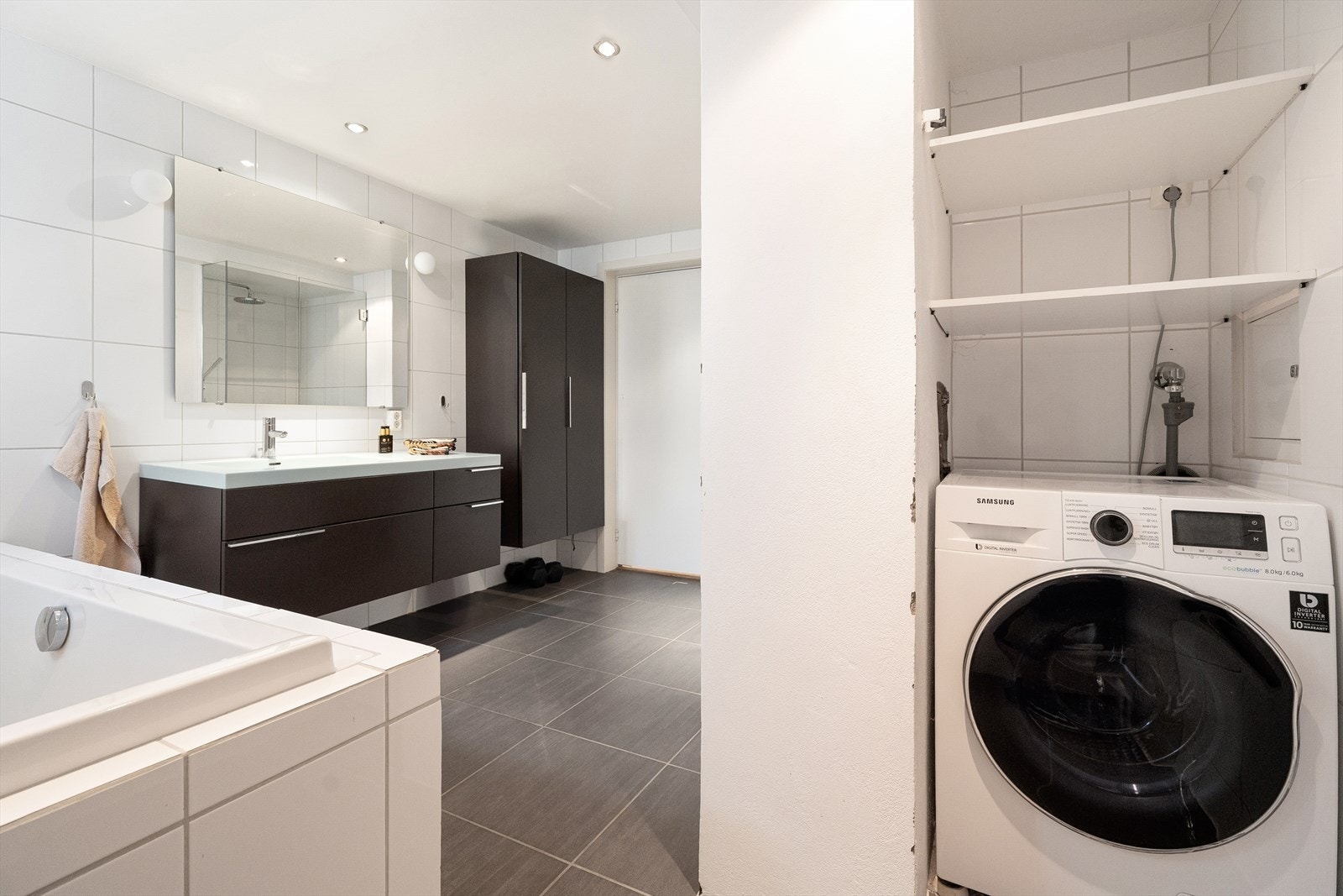 Egen nisje med opplegg for vaskemaskin. Galleribilde