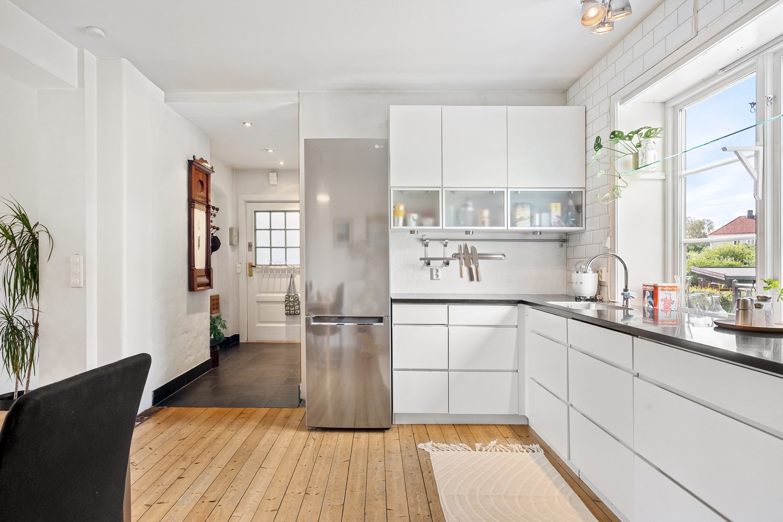 Kjøkkenet er utstyrt med utstyrt med vifte til friluft over stekesonen, kombiskap, samt integrert oppvaskmaskin, platetopp og stekeovn. Galleribilde