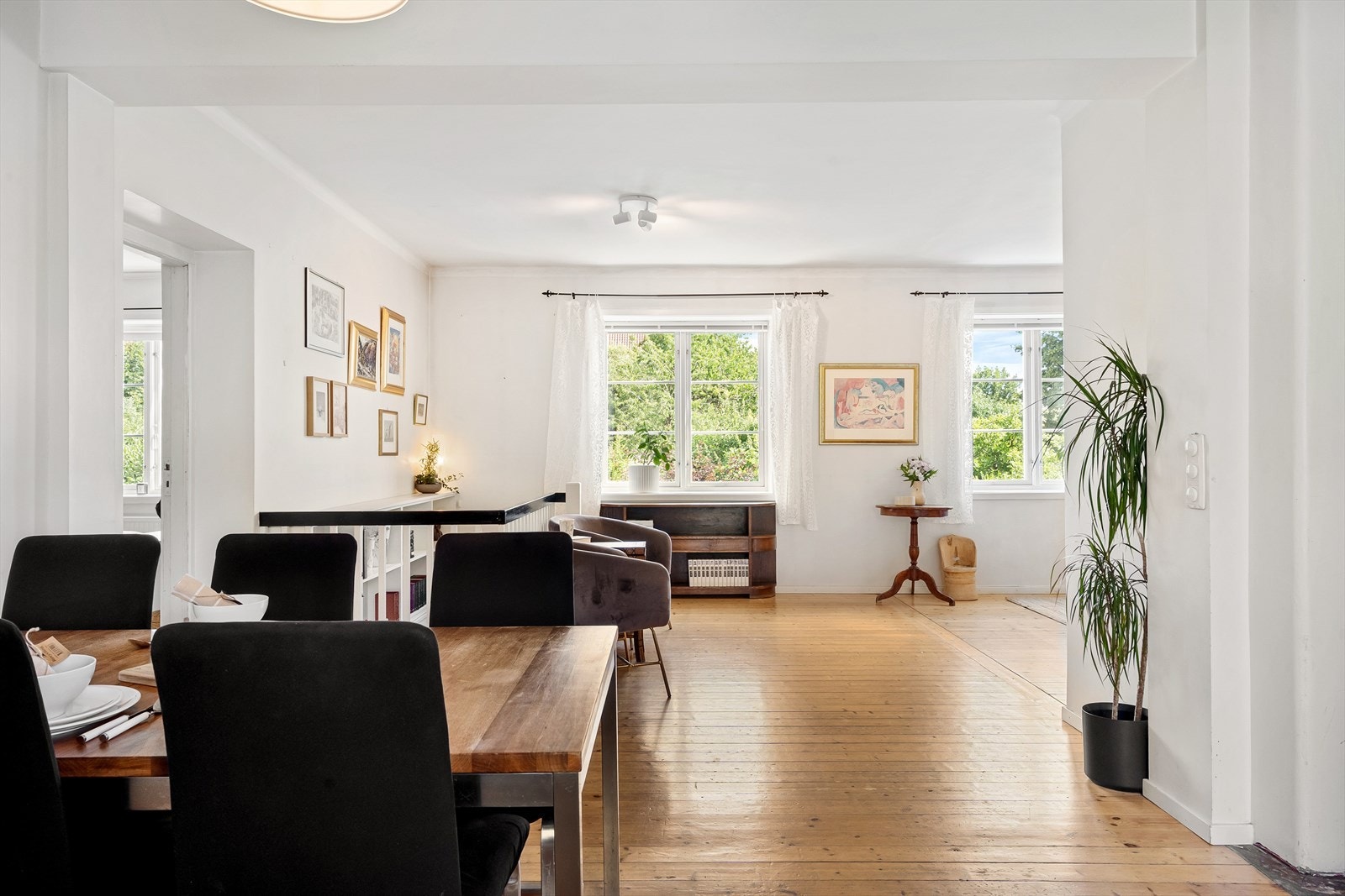 Leiligheten byr på gjennomgående lysforhold. Galleribilde