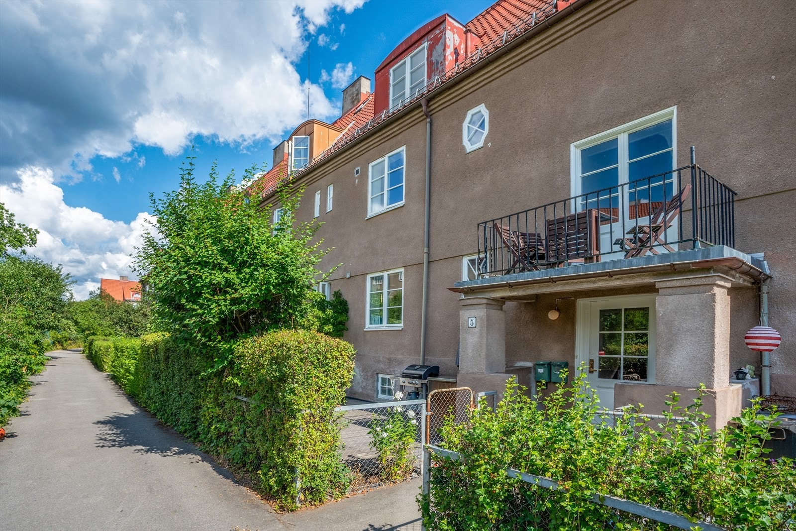 Her bor du i nydelig Ullevål Hageby med frodige og rolige omgivelser rundt deg. Felles balkong i 2. etg. for oppgangen. Galleribilde