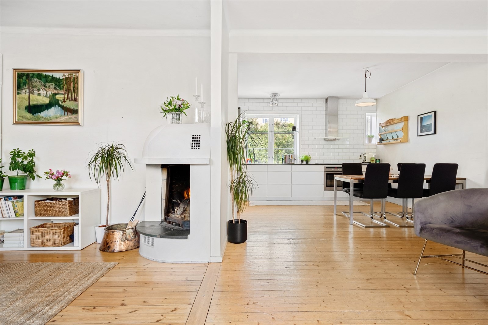 Det er delvis åpen stue/kjøkkenløsning. Galleribilde