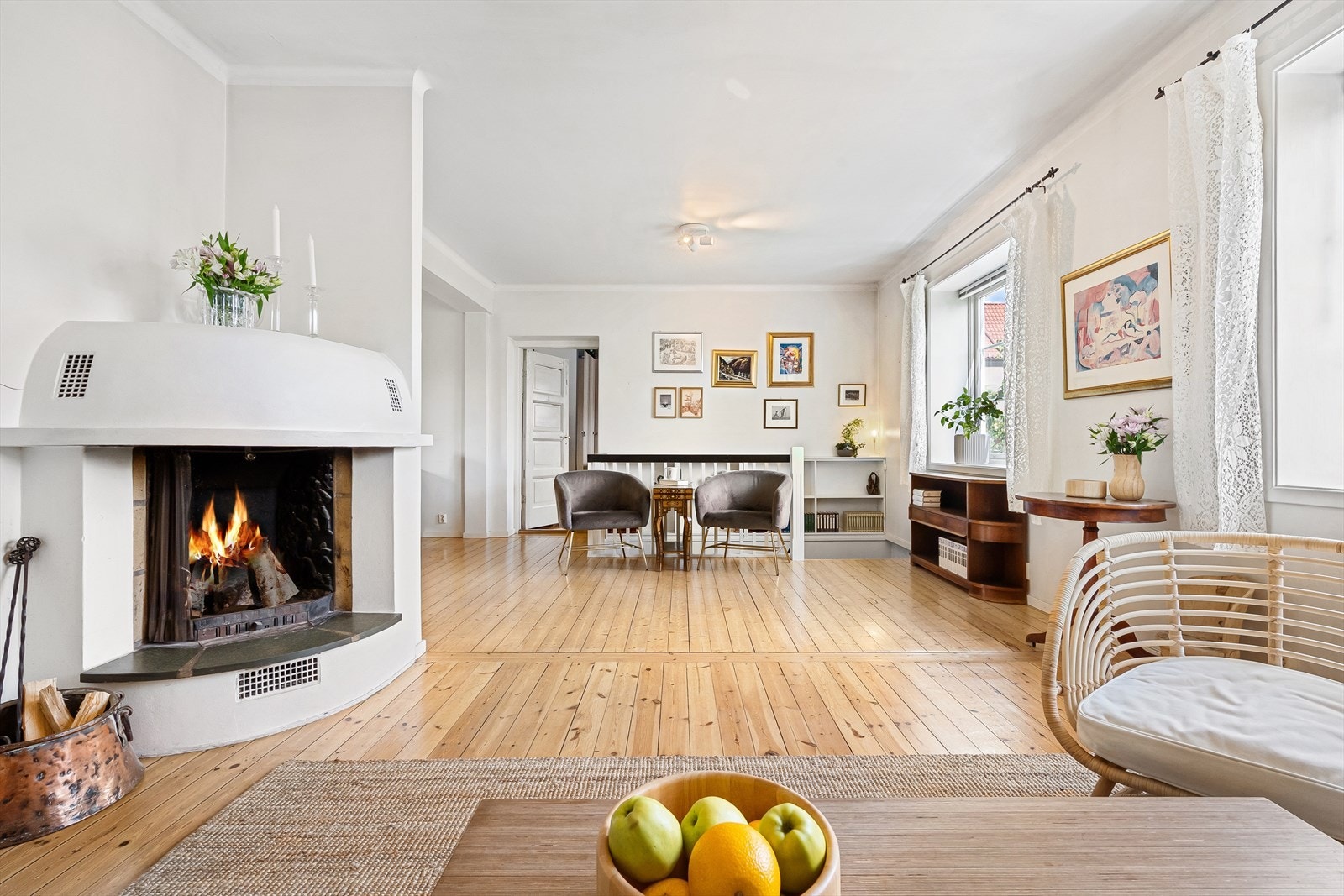 Rommet har tregulv og stilren peis som varmer godt og tilfører ekstra hygge på kjølige dager. Galleribilde