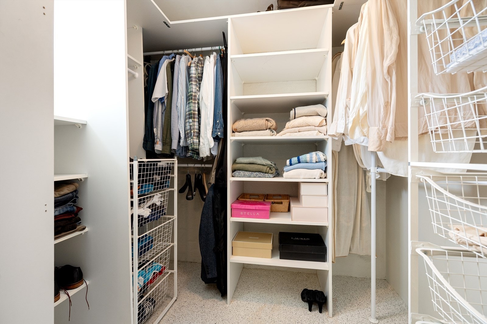 Praktisk garderobe med god plass til diverse oppbevaringsløsninger. Galleribilde