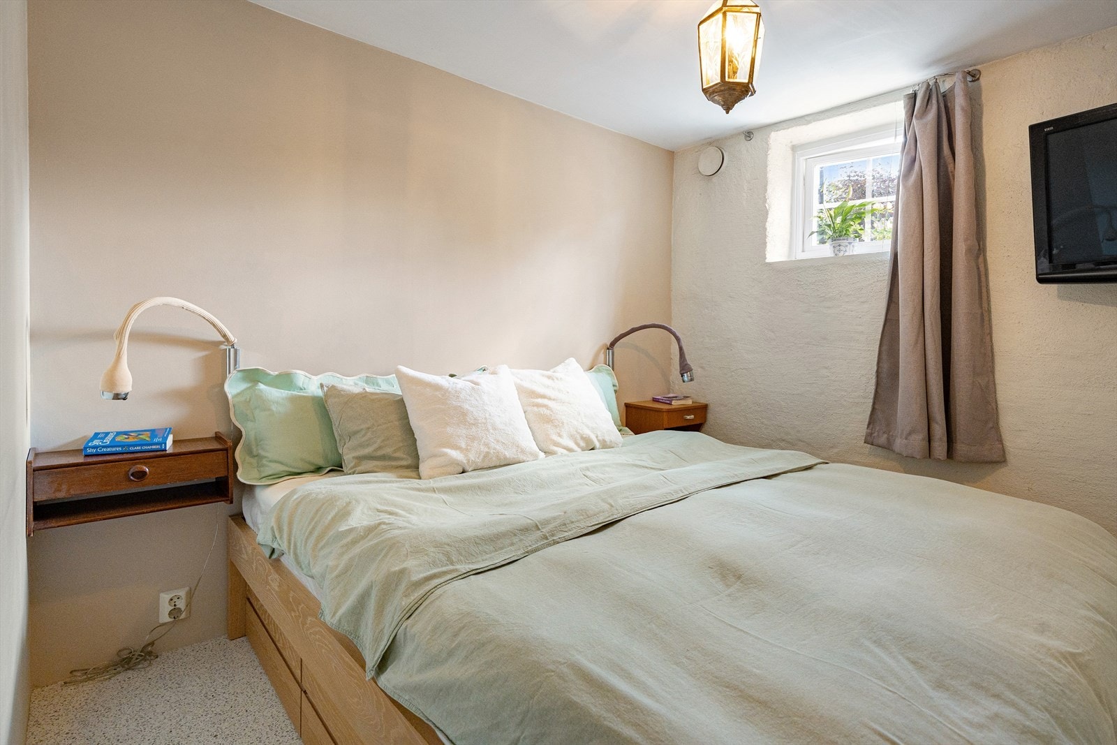 God plass til en stor dobbeltseng og egen tilgang til et romslig walk-in closet. Galleribilde