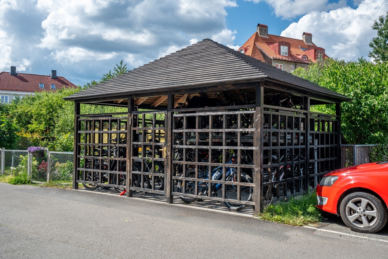 Kvartalsveien har egen avlåst sykkelparkering. Galleribilde