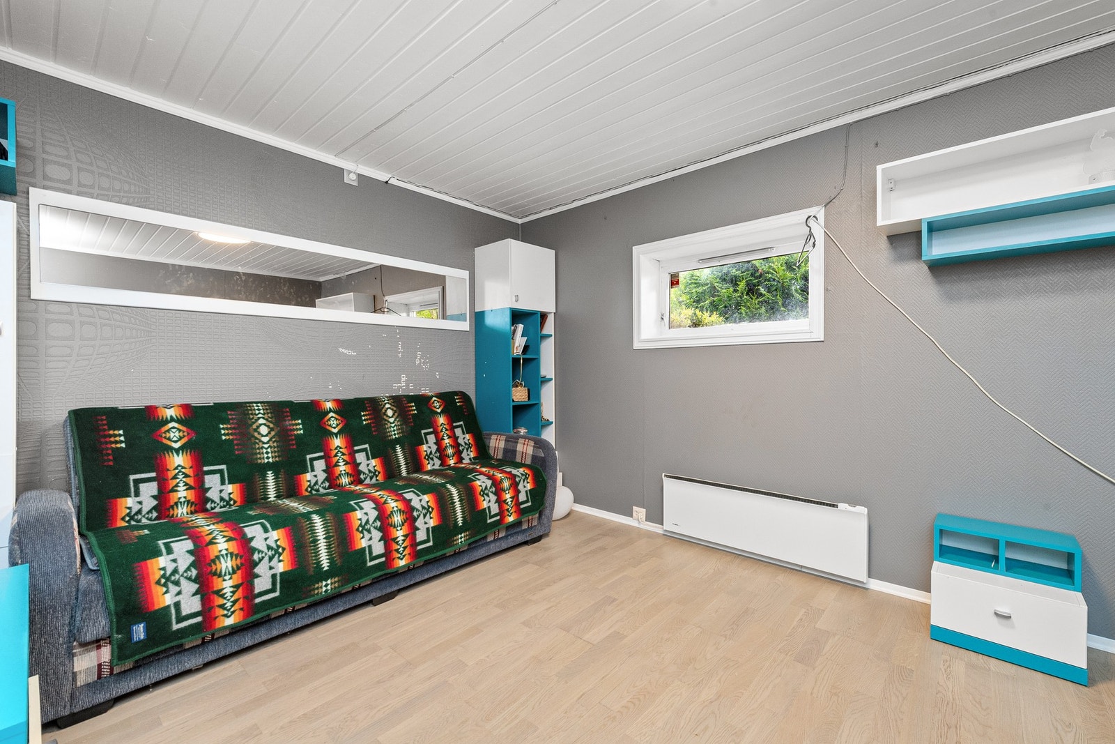 Rom brukt som soverom. Rommet er ikke bruksendret fra tillegsdel til hovedel og dermed ikke godkjent. Galleribilde