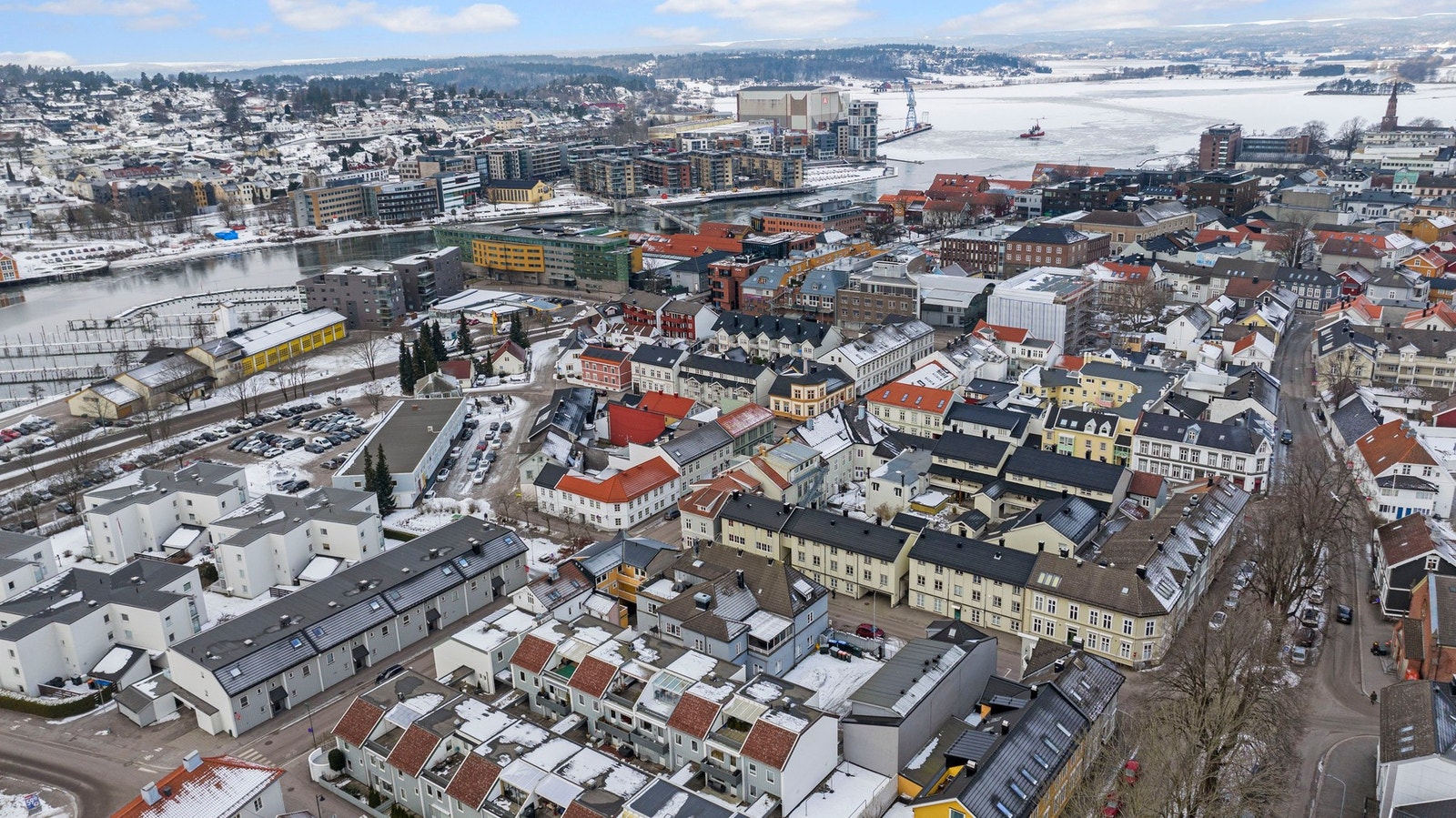 Tønsberg er en populær by som har sitt absolutte høydepunkt sommerstid, med stor turisme og et yrende folkeliv. Galleribilde