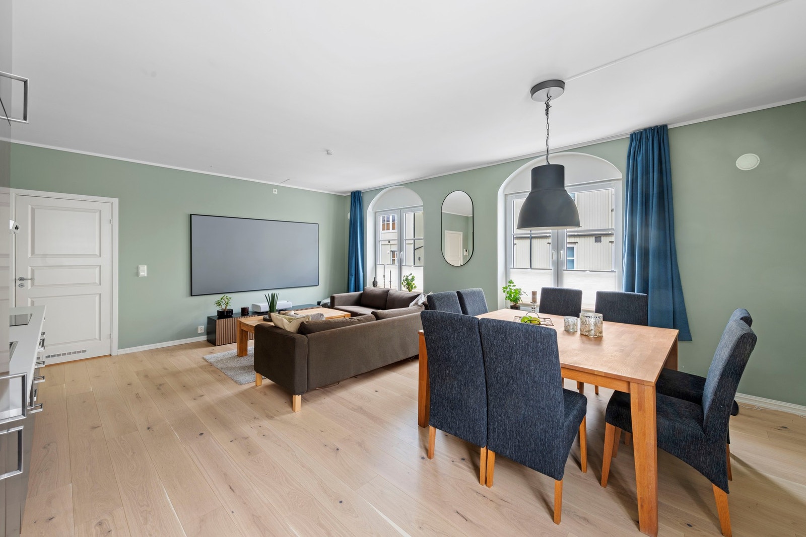Boligen har en god planløsning og inneholder en romslig stue med god takhøyde. Stuen er stor og fin med en sosial dynamikk med god plass til spisestue og sofaløsning med tilhørende møblement. Galleribilde