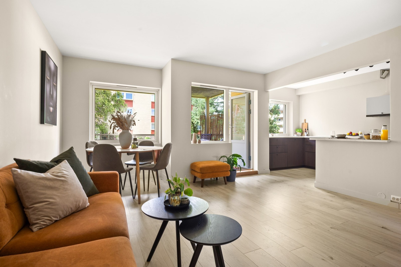 Stuen er romslig og kan enkelt innredes med sofa, tilhørende salongbord, tv-seksjon og større spisebord. Galleribilde