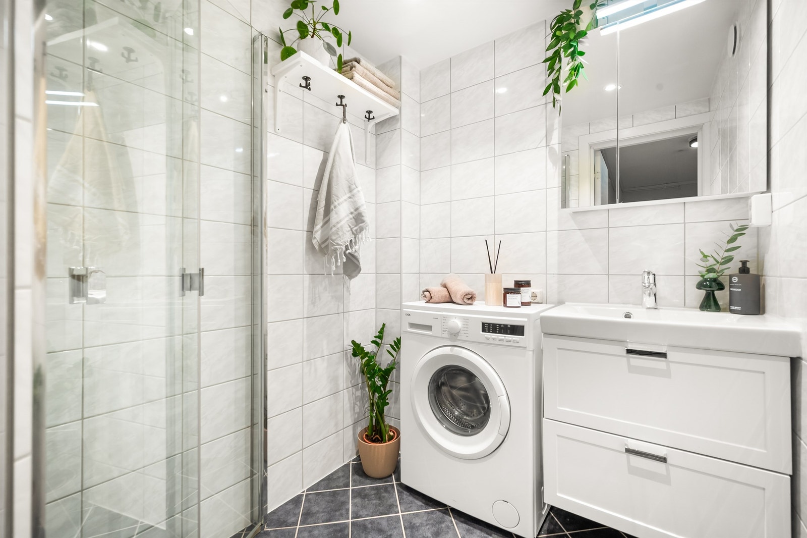 Pent flislagt bad med gulvvarme og downlights, pusset opp i regi av borettslaget i 2016. Det er opplegg for vaskemaskin. Vaskemaskin medfølger. Galleribilde