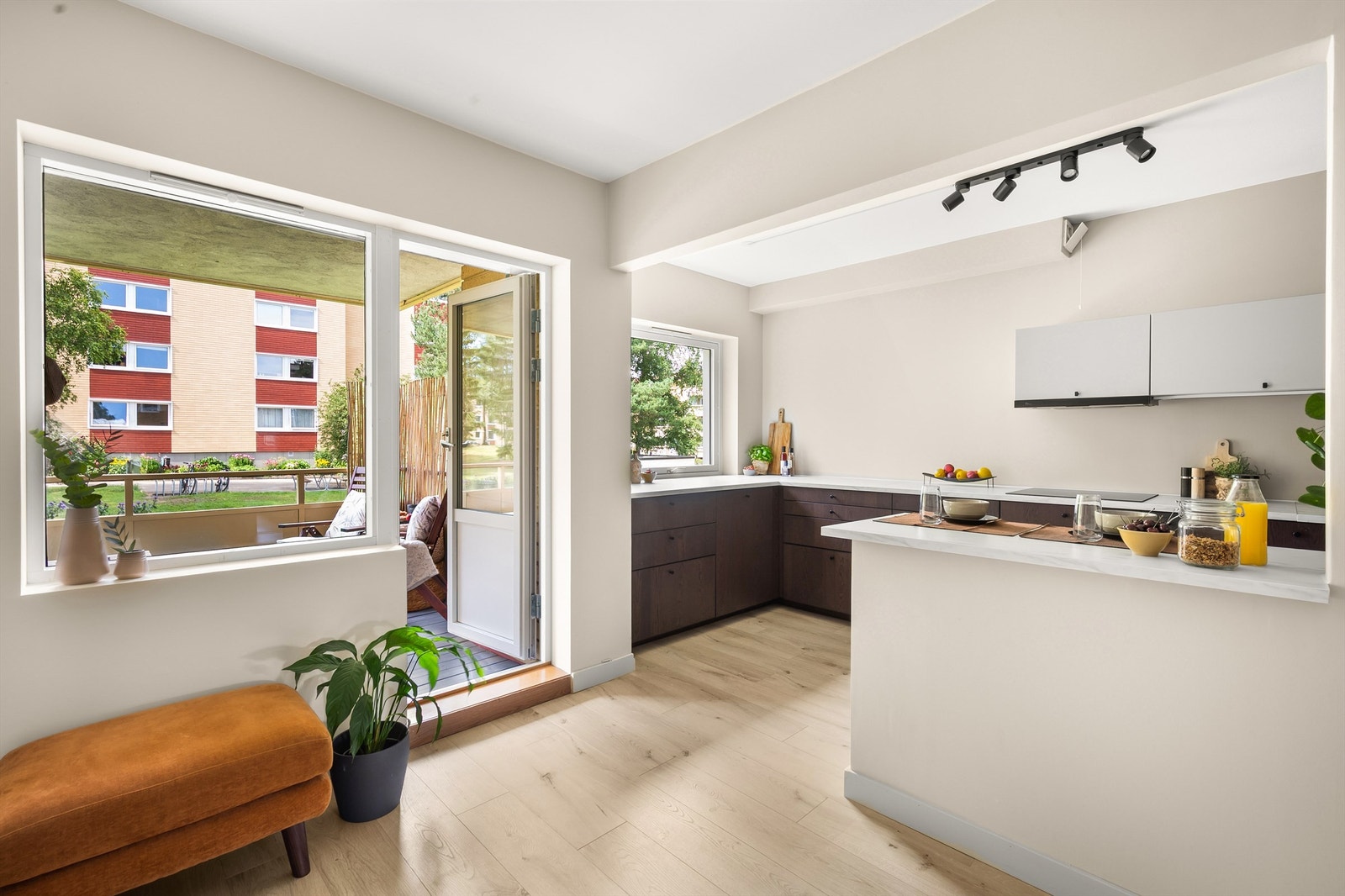 Stue og kjøkken er holdt i en åpen, sosial løsning. Galleribilde