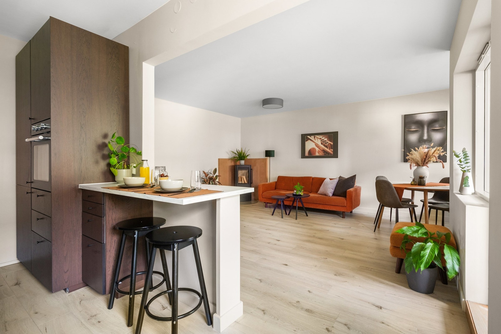 Kjøkkenet har meget god benkeplass og lagringsplass i skuffer og skap. Galleribilde