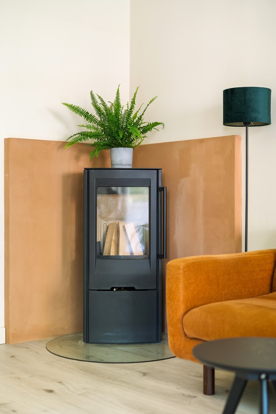 I hjørnet av stuen finner du en flott peisovn som sørger for en varm og lun stemning på årets kalde dager. Galleribilde