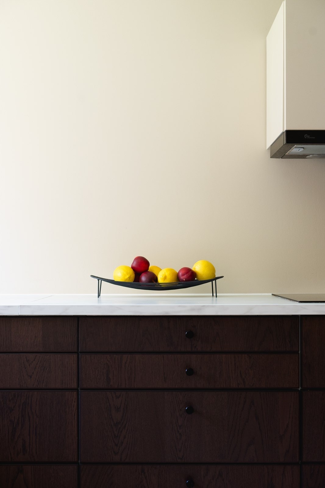 Lekkert Ikea-kjøkken fra 2022 med moderne fronter og benkeplate. Galleribilde