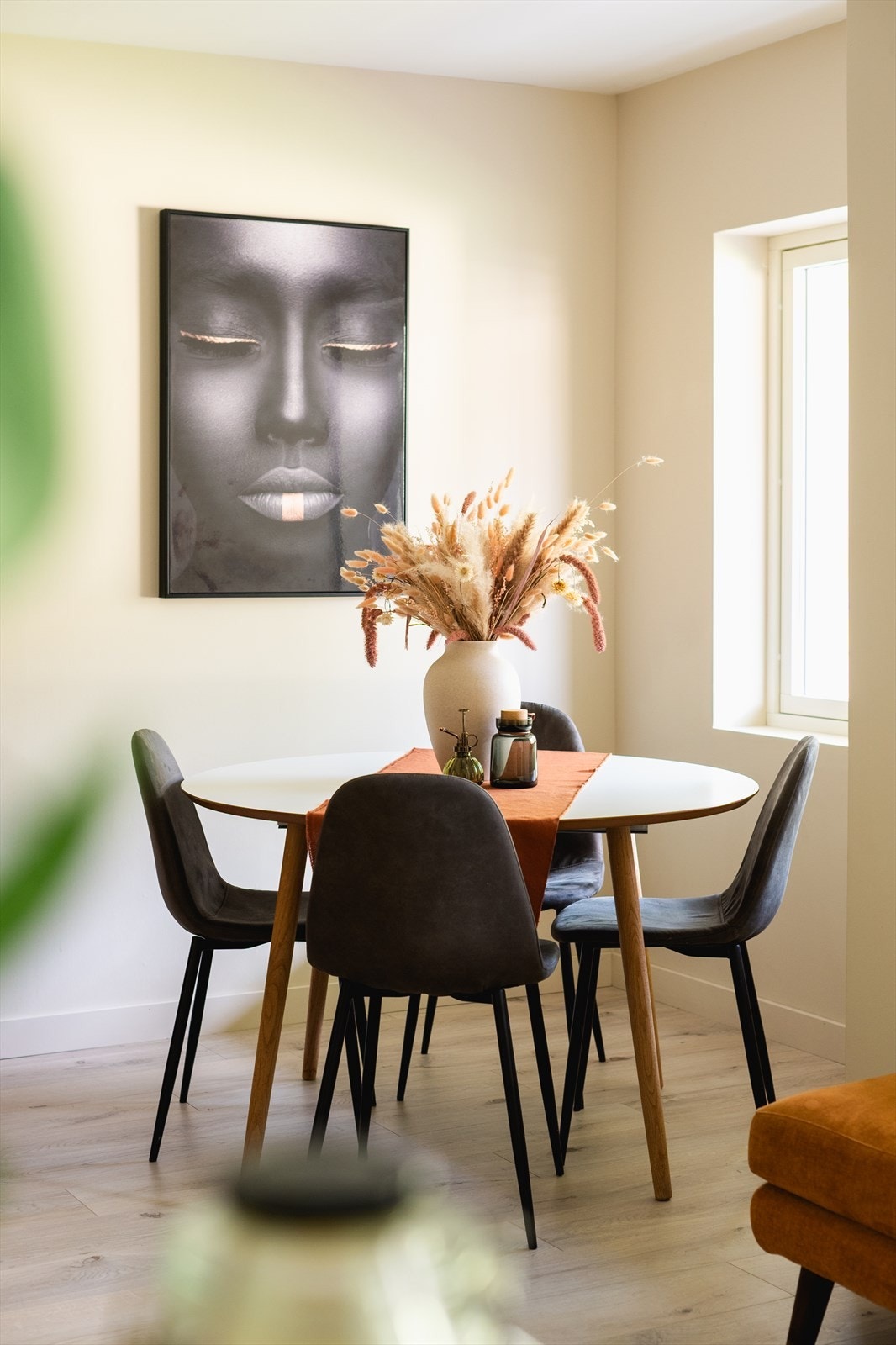 De store vindusflatene slipper inn rikelig med lys og skaper en fin og luftig atmosfære. Galleribilde