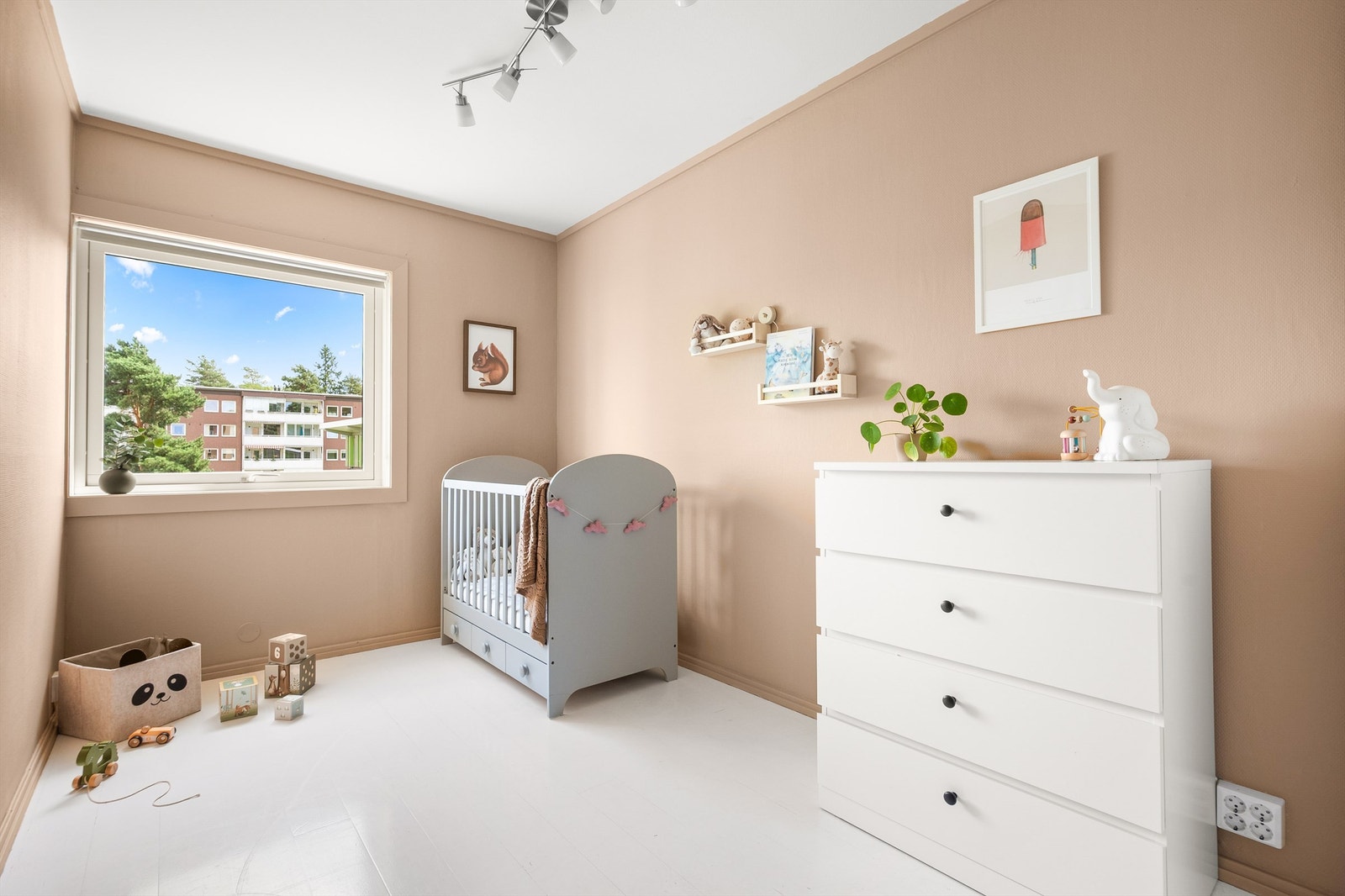 Leilighetens andre soverom er også av god størrelse og passer ypperlig som barnerom, gjesterom eller kontor. Galleribilde