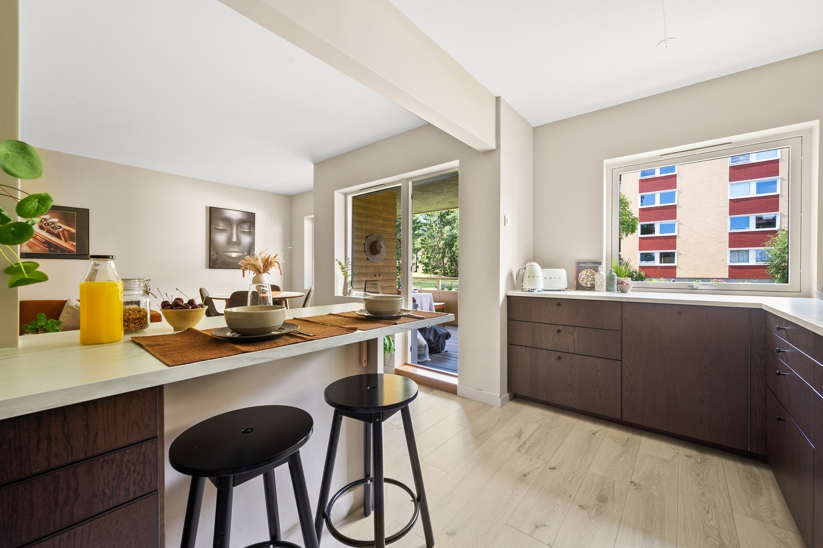 En hyggelig liten sittegruppe på kjøkkenet i åpen løsning ut mot stuen. Galleribilde