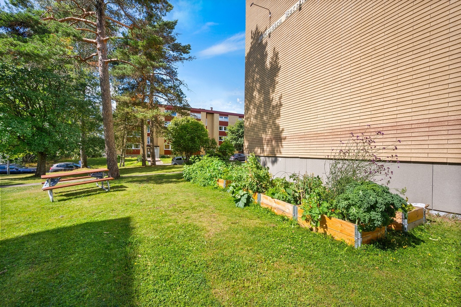 Borettslagets tomt er pent opparbeidet med sittebenker, plenarealer, trær, diverse beplantning og lekeplass for de minste. Det er nylig anlagt plantekasser i borettslaget, med egen gruppe som har ansvaret for disse som beboerne kan bli med i. Galleribilde