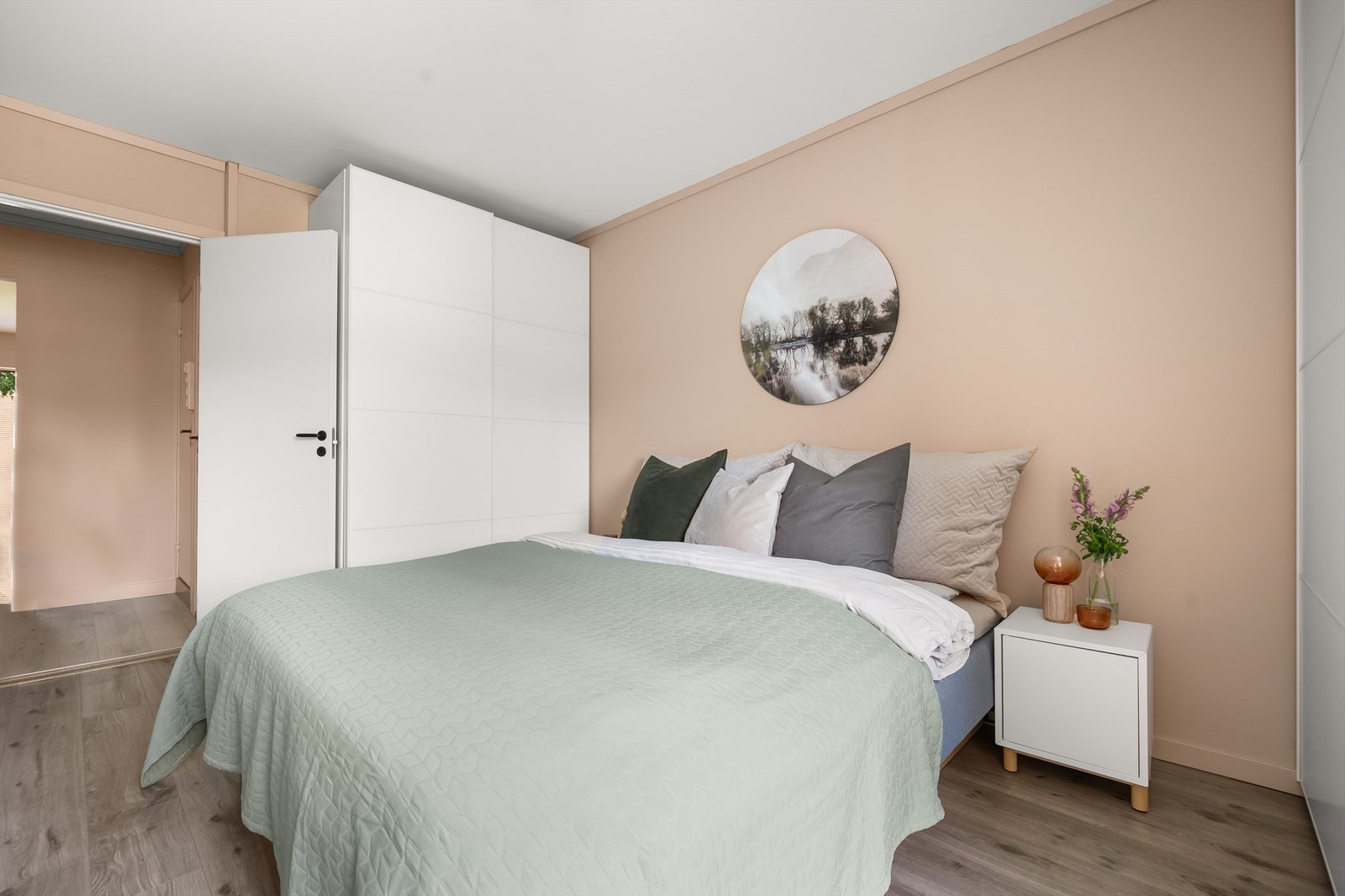 God plass til garderobeskap. Galleribilde