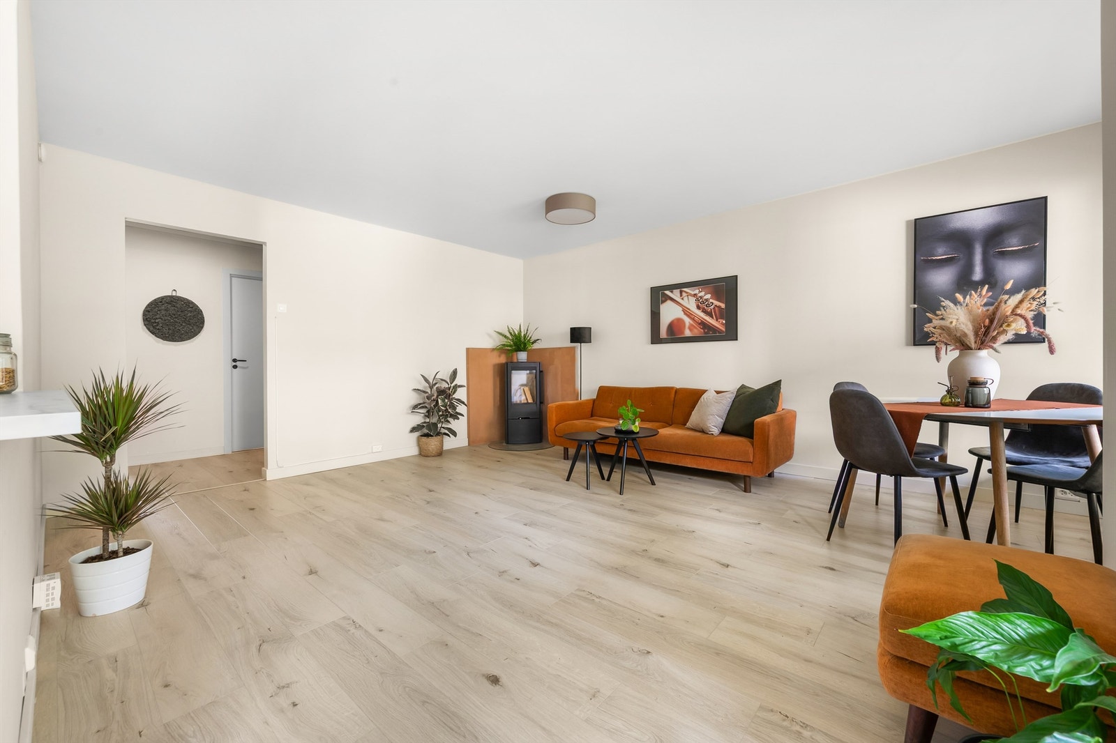 Overflatene er holdt i lyse og tidsriktige fargevalg som harmonerer fint med resten av leiligheten. Galleribilde