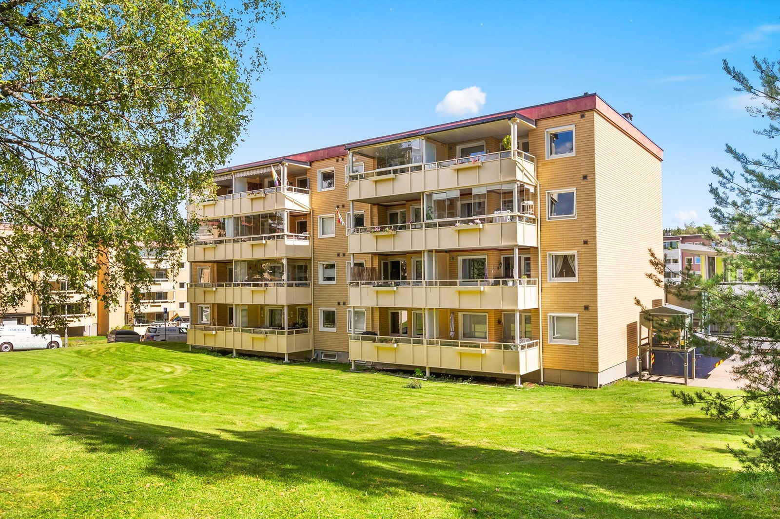 Kranveien 4 ligger i et rolig, skjermet og tilbaketrukket boligområde - ideelt for deg som ønsker et barnevennlig og grønt nabolag, samtidig som du har enkel tilgang til servicetilbud, kollektivtransport og marka. Galleribilde