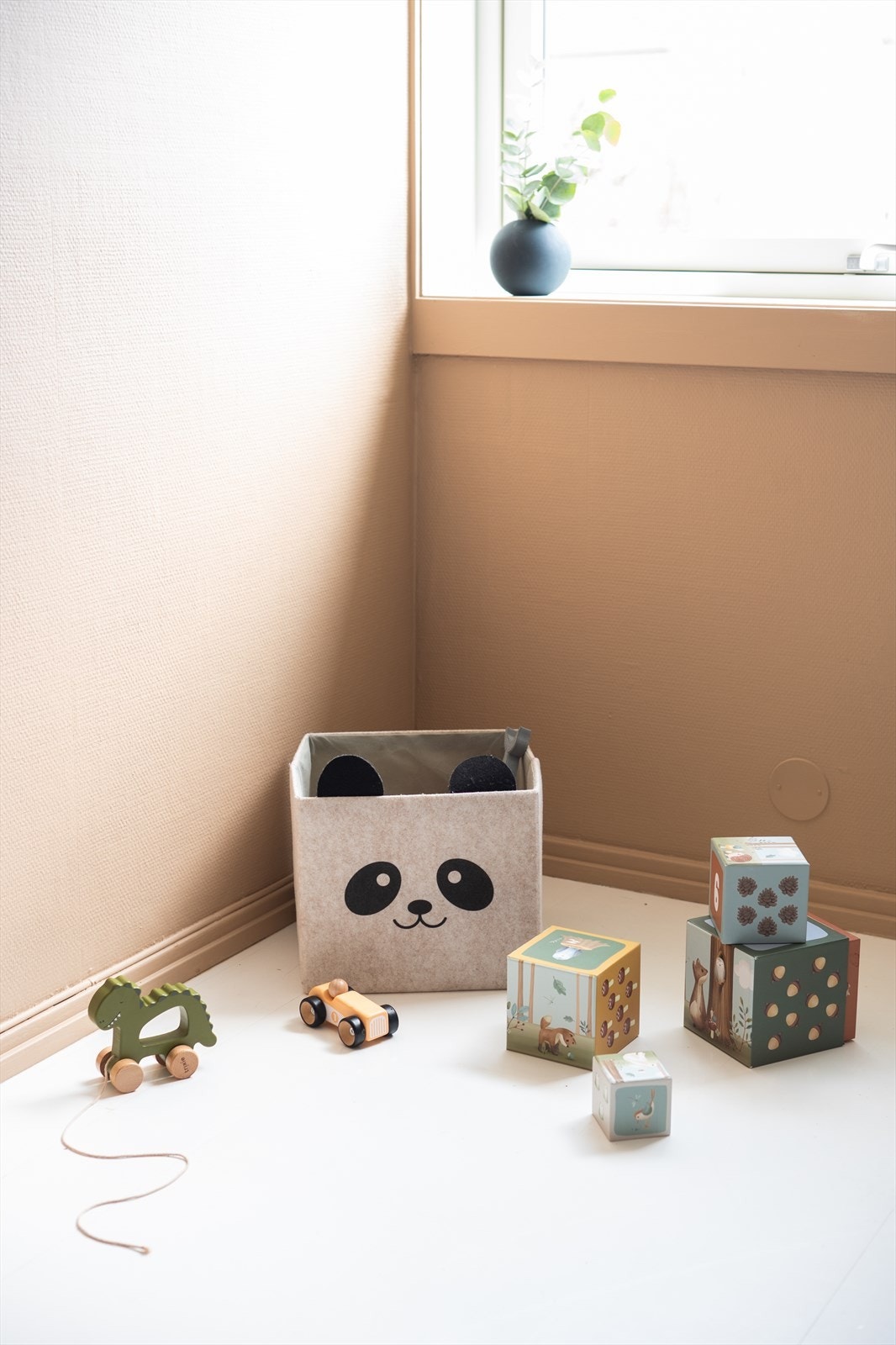 Rommet er holdt i varme nyanser som gir en herlig romfølelse! Galleribilde