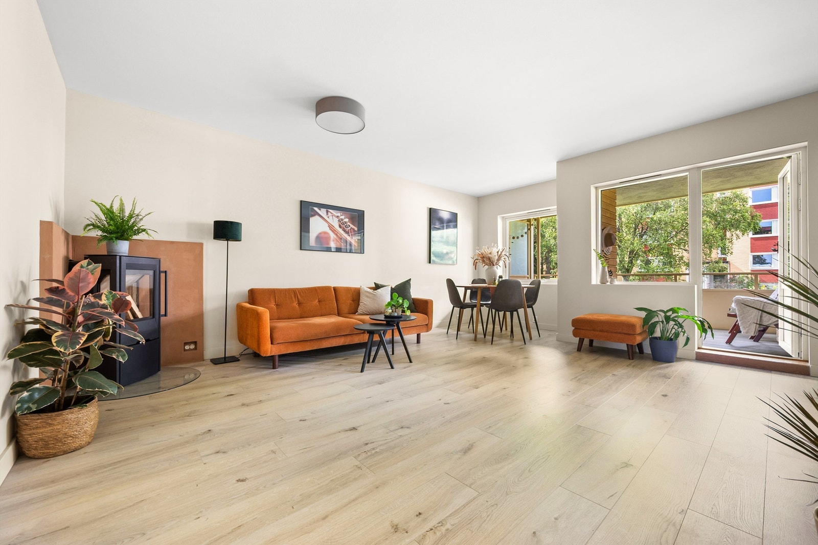 Fra stuen er det også direkte adkomst ut til leilighetens balkong på hele 11 kvm. Galleribilde