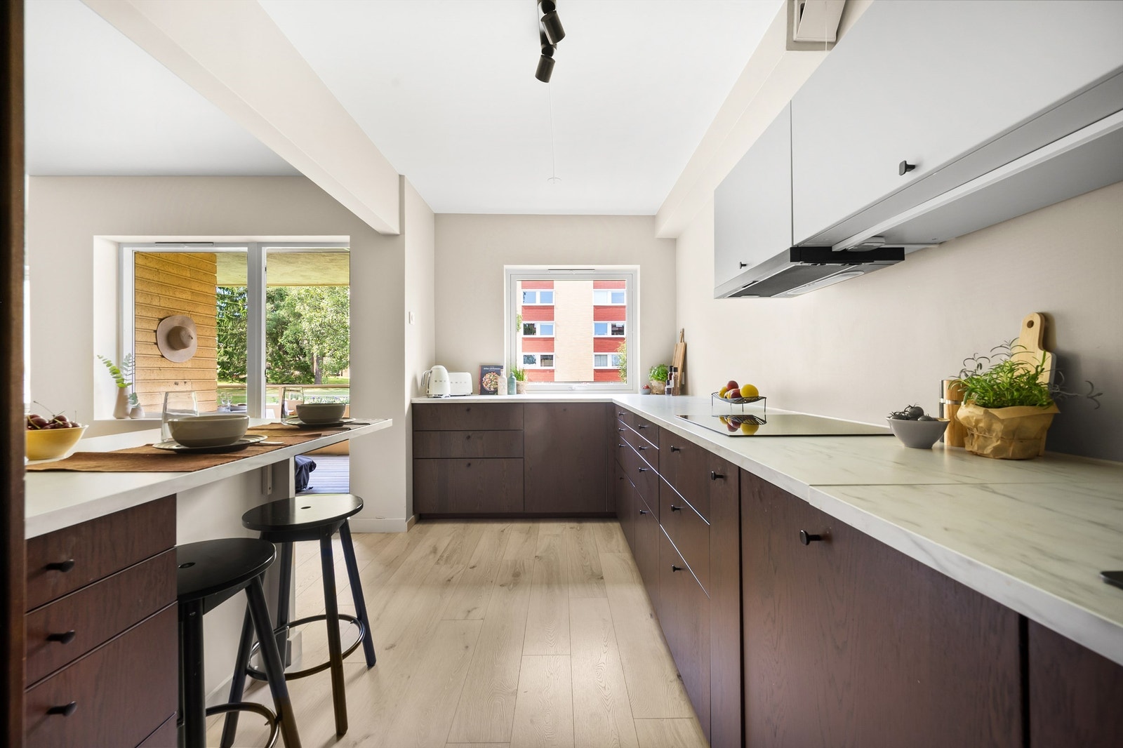 Mulighet for å lage et ekstra soverom ved å sette opp vegg nederst i kjøkkenet. Se alternativ plantegning. Galleribilde