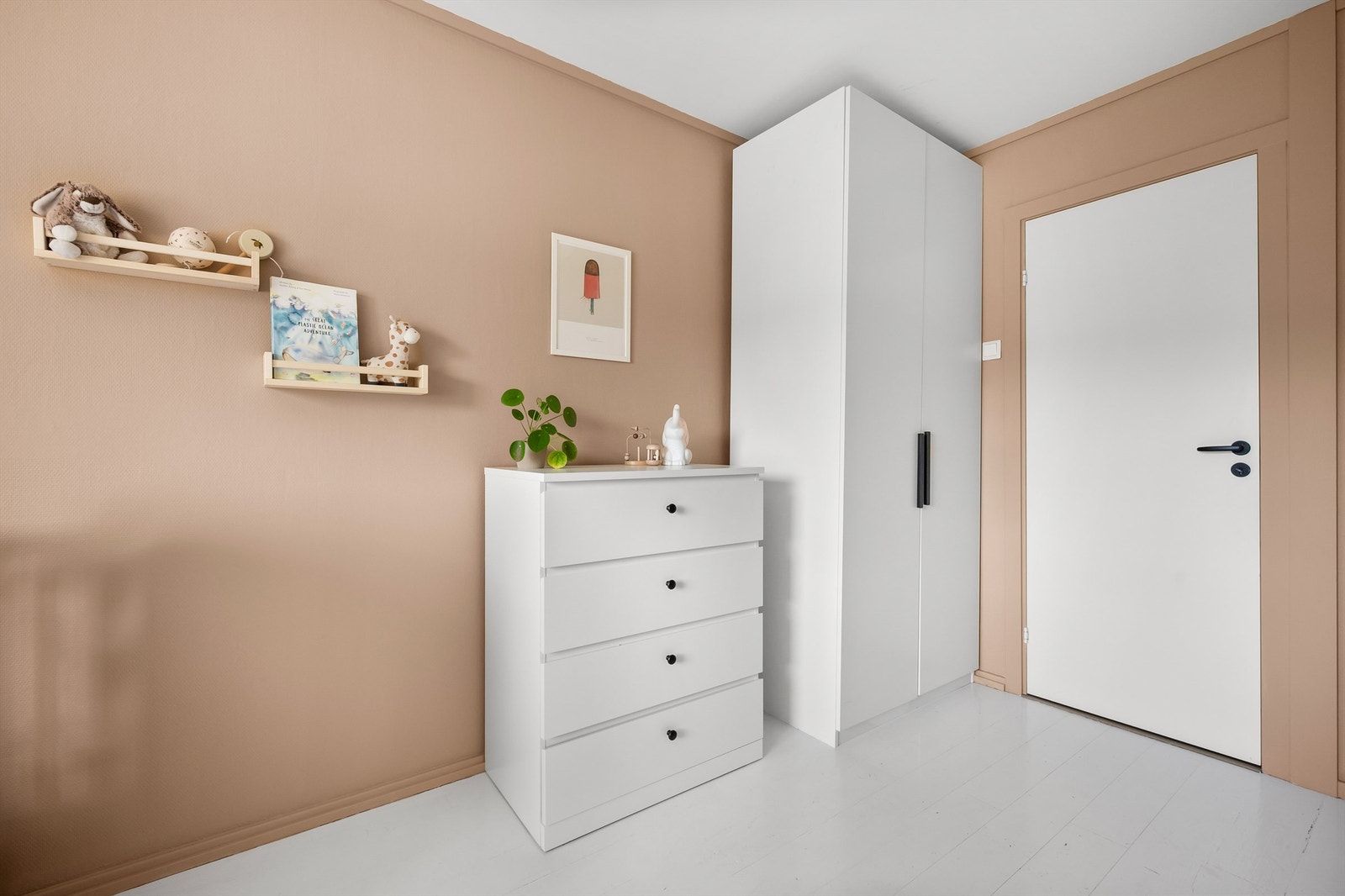 Her er det gode muligheter for å innrede med seng, skrivebord eller annet ønskelig møblement. Galleribilde