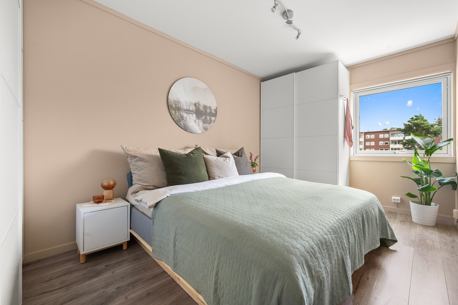 Hovedsoverommet er romslig og kan enkelt innredes med både dobbeltseng og tilhørende nattbord. Galleribilde