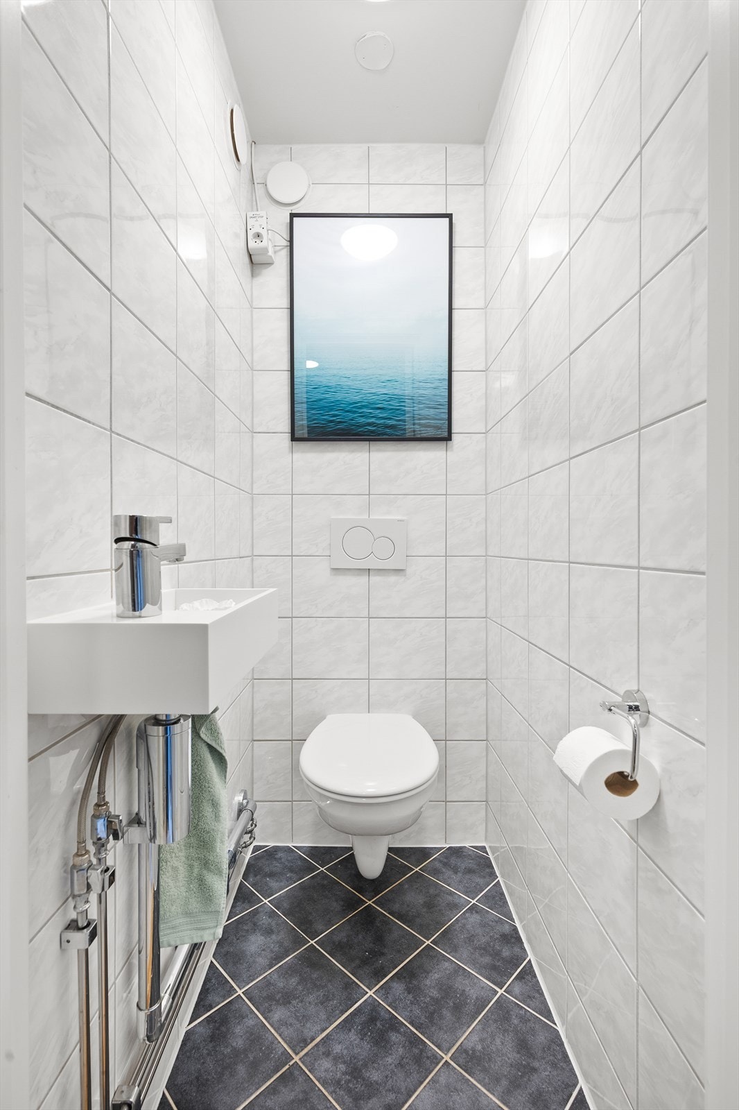 Toalettrommet er pent flislagt, også pusset opp i regi av borettslaget i 2016. Galleribilde