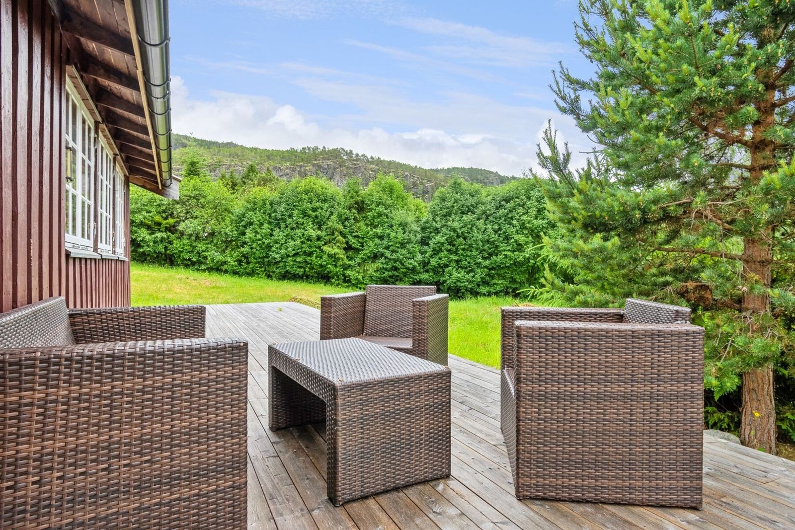 Fra terrassen får man fantastisk utsikt over nærliggende naturområder. Galleribilde