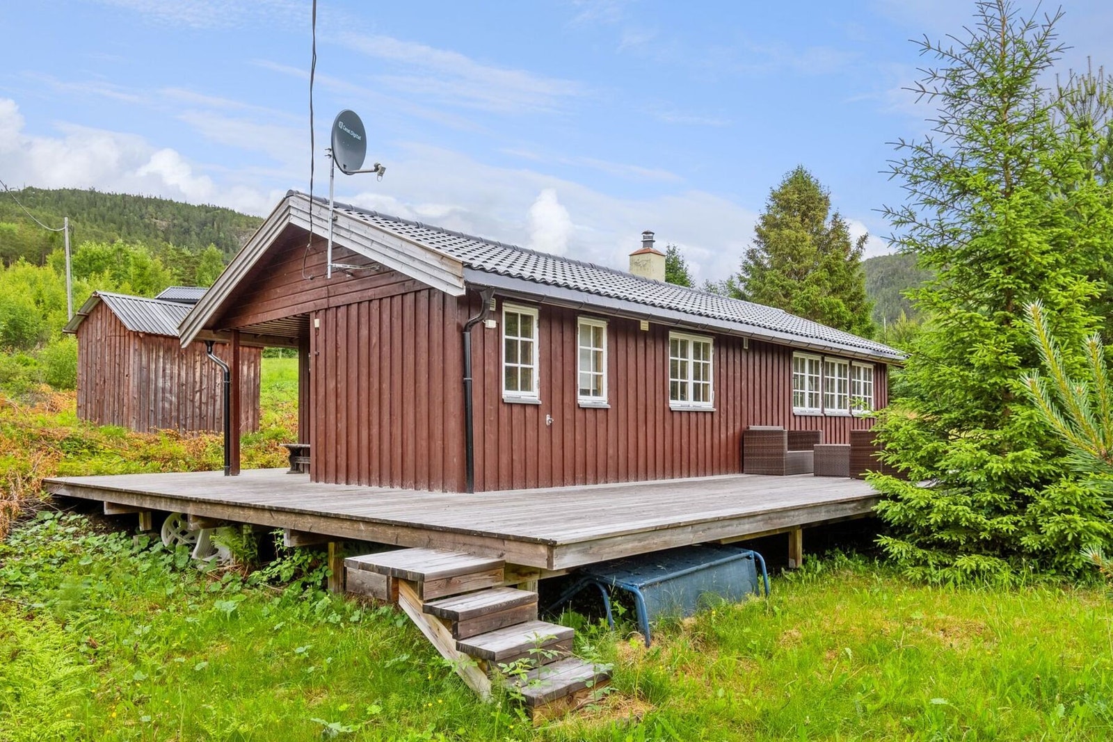 Terrassen går rundt hele hytta, så her kan man flytte seg med sola. Galleribilde