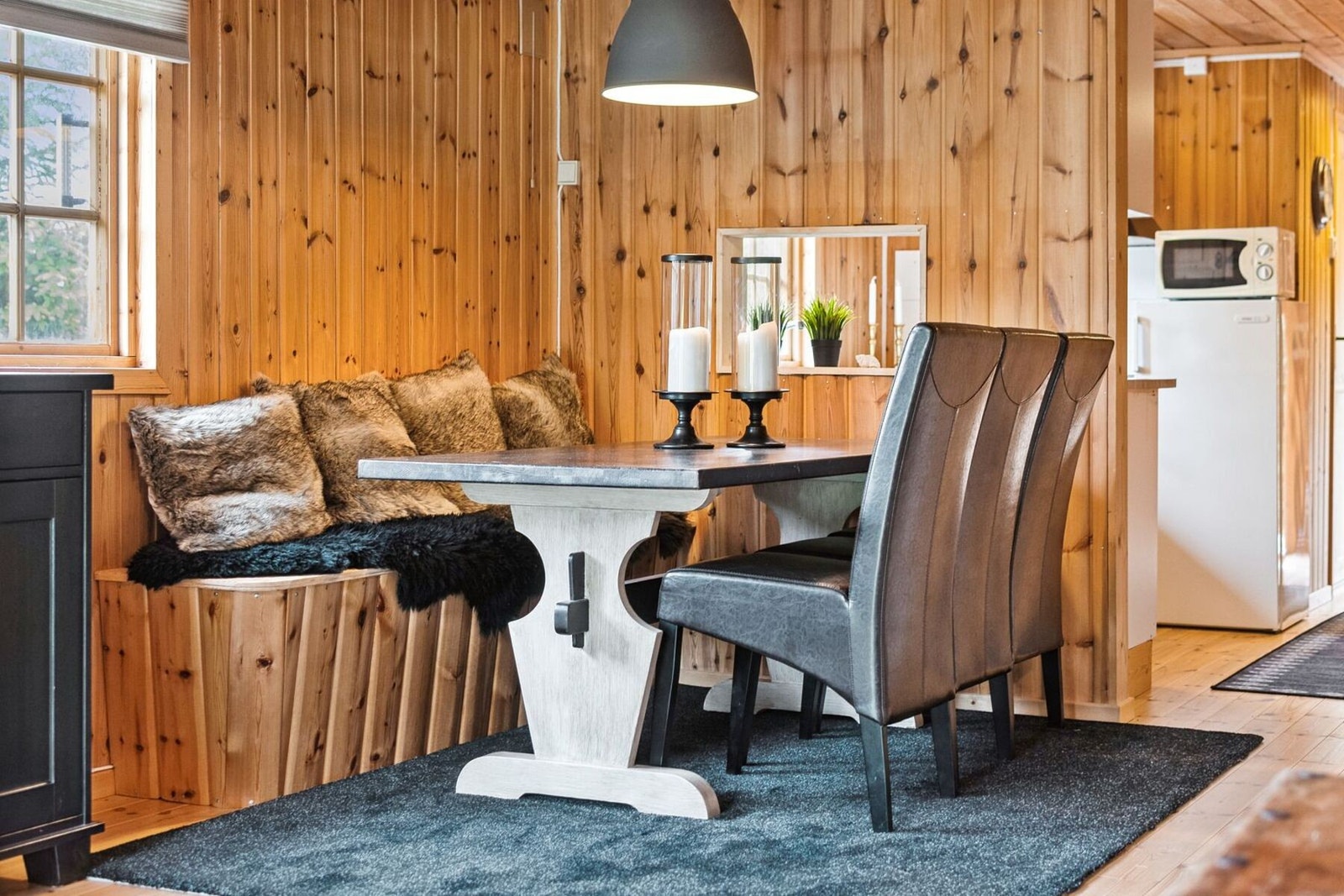 Naturlig sone for spisestue, med plassbygd benk. Galleribilde