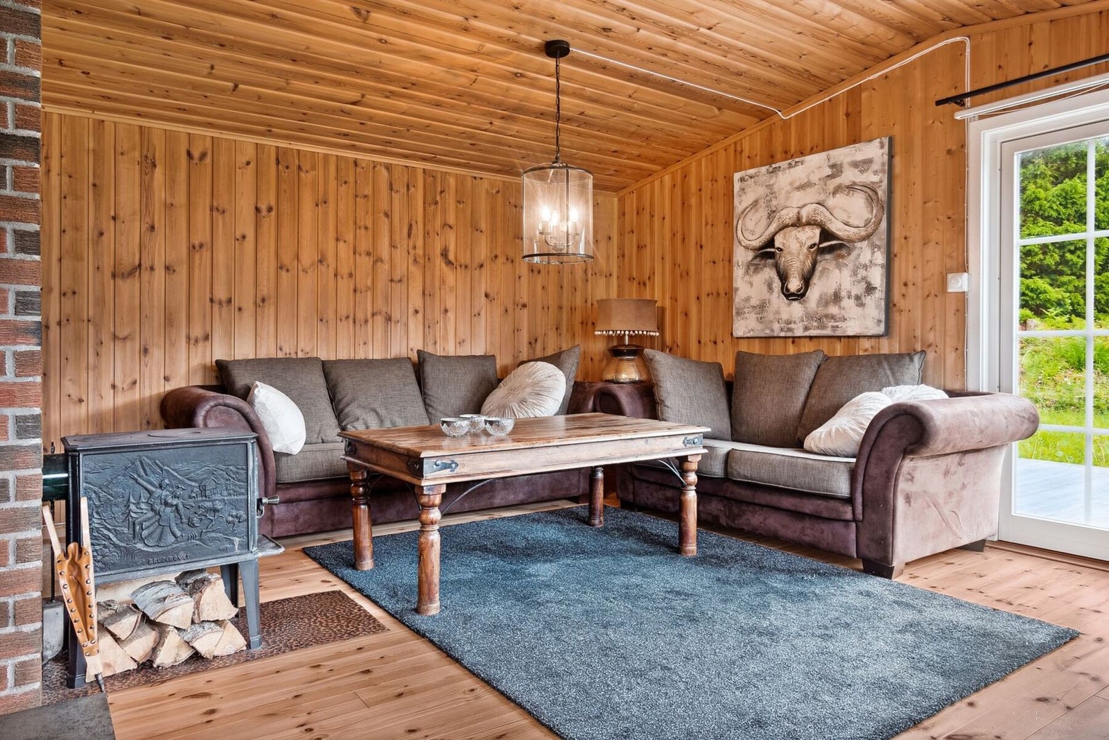 I stuen er det en vedovn som varmer opp hytta godt på de kaldere dagene. Galleribilde