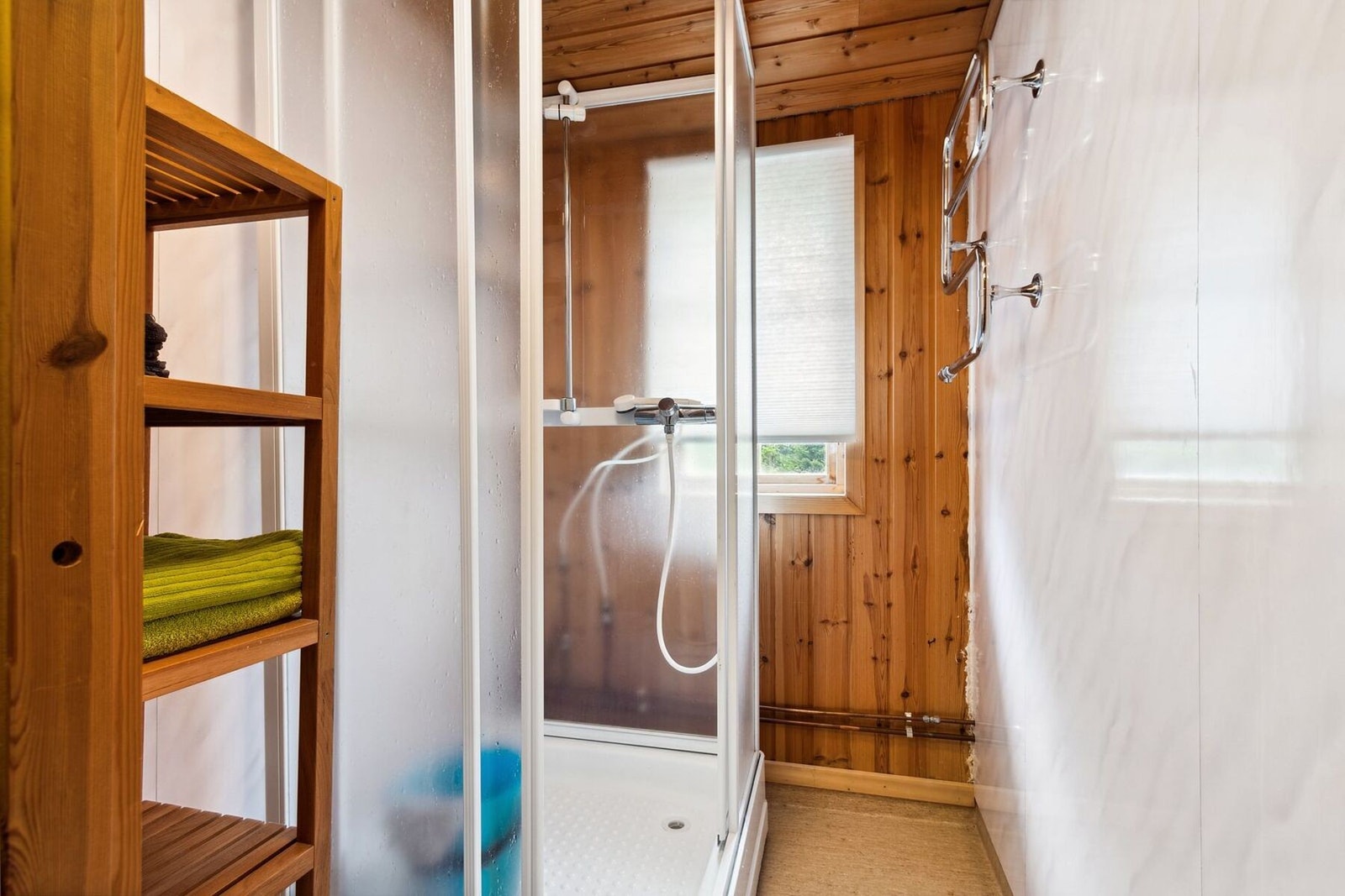 Bad med dusjkabinett. Galleribilde