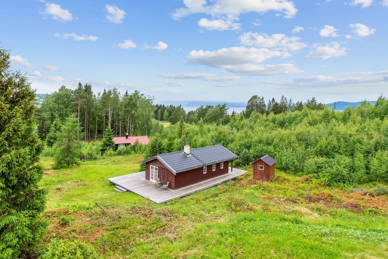 Hytta ligger skjermet til, samtidig som det bare er en kort kjøretur til en rekke moderne fasiliteter. Galleribilde