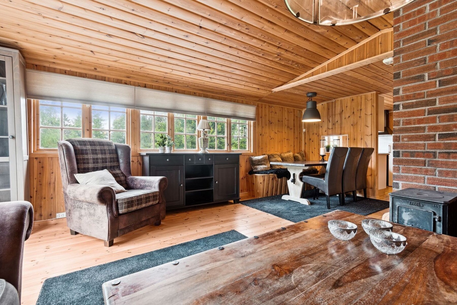 Stuen har store vindusflater som sørger for rikelig med naturlig lysinnslipp. Galleribilde