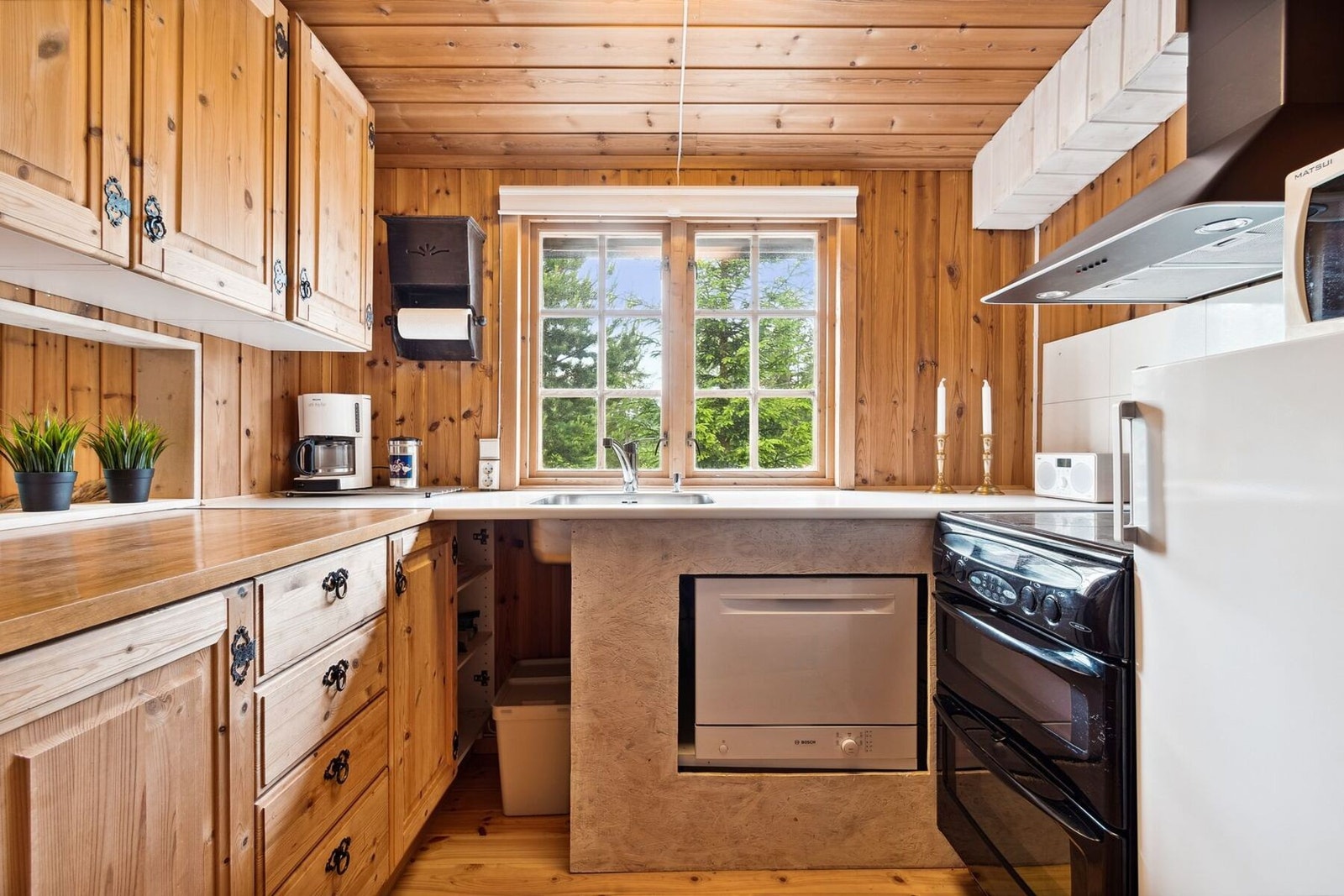 Her er det rikelig med skap- og benkeplass. Galleribilde