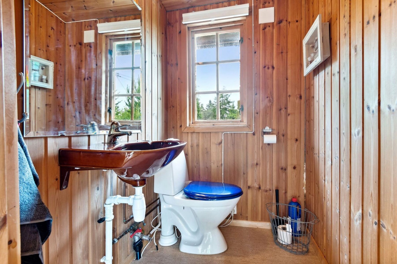 Bad med servant og gulvstående toalett. Galleribilde