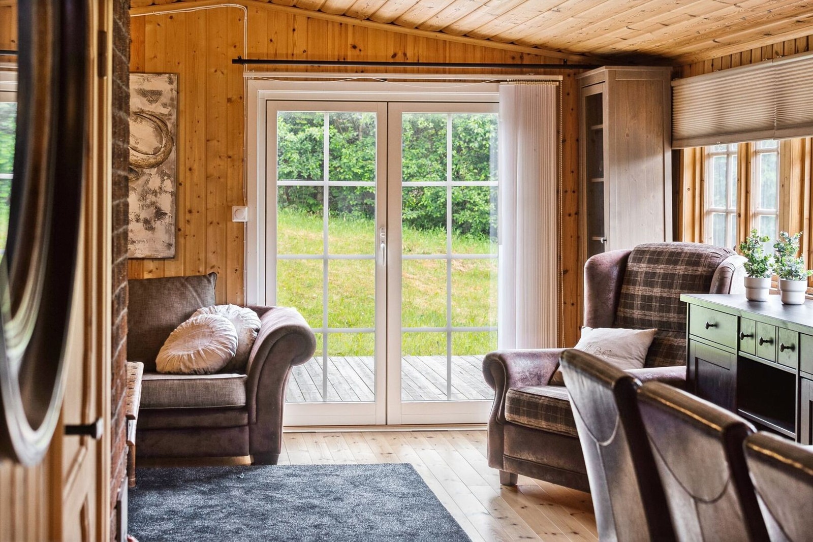 Fra stuen er det utgang til en stor terrasse. Galleribilde