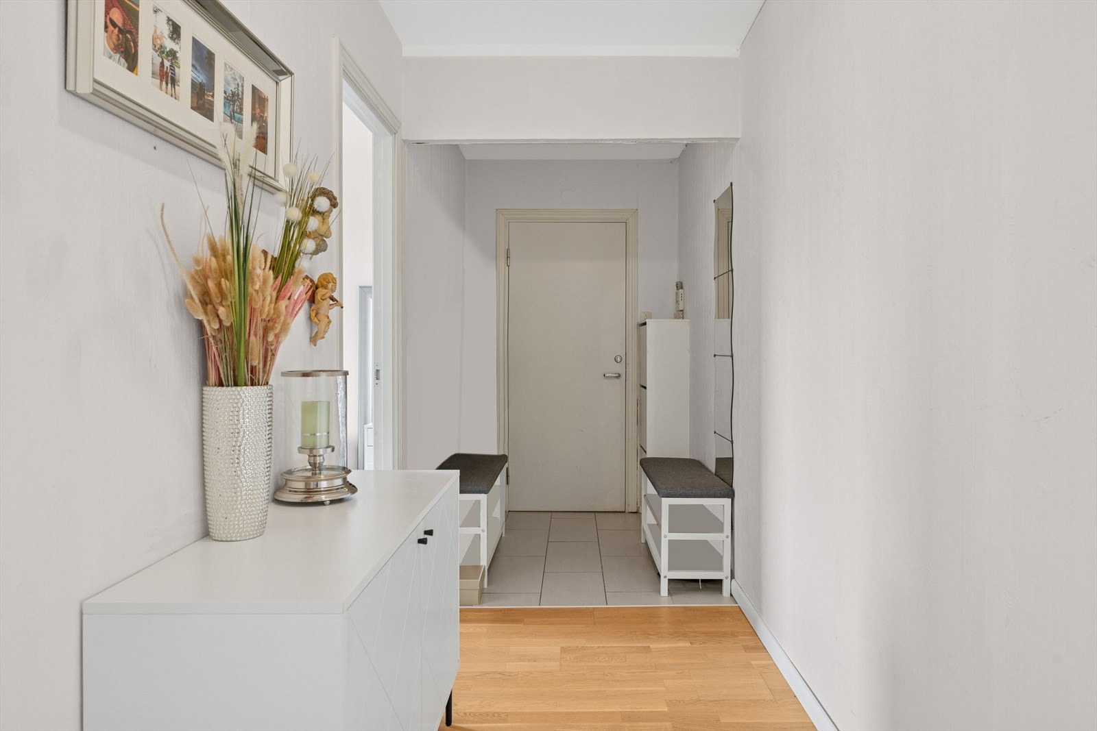 Lys og innbydende entré med dørcalling og god plass til å henge fra deg yttertøy og sette fra deg sko. Galleribilde