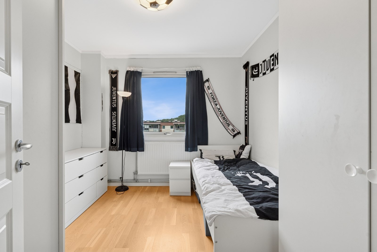 Soverom 2 passer perfekt som gjesterom, barnerom eller kontor. Her er det også god plass til garderobeløsning. Galleribilde